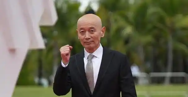 66岁的葛优:父母都已去世,妹妹远在美国,如今憔悴不已