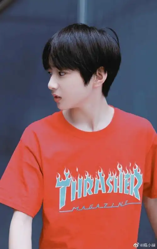 刘耀文红色运动装