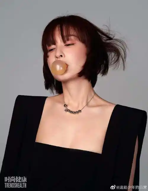 感觉吴昕瘦了好多,尤其是肩颈线条好优越91想get吴昕减肥法