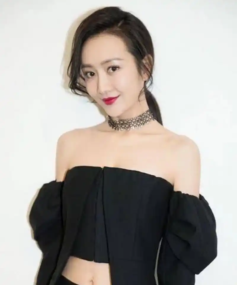 王鸥年轻时为什么无人追?看过她年轻时的照片,原来是这样变美的