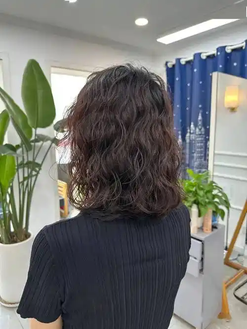 秋冬"烫全头"你就洋气了!_发型_中国_形象