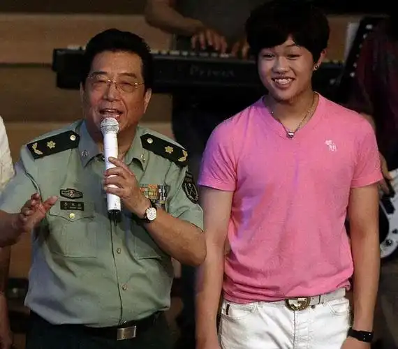 回顾李双江大儿子李贺未得到过父爱今不计前嫌孝顺父亲和继母