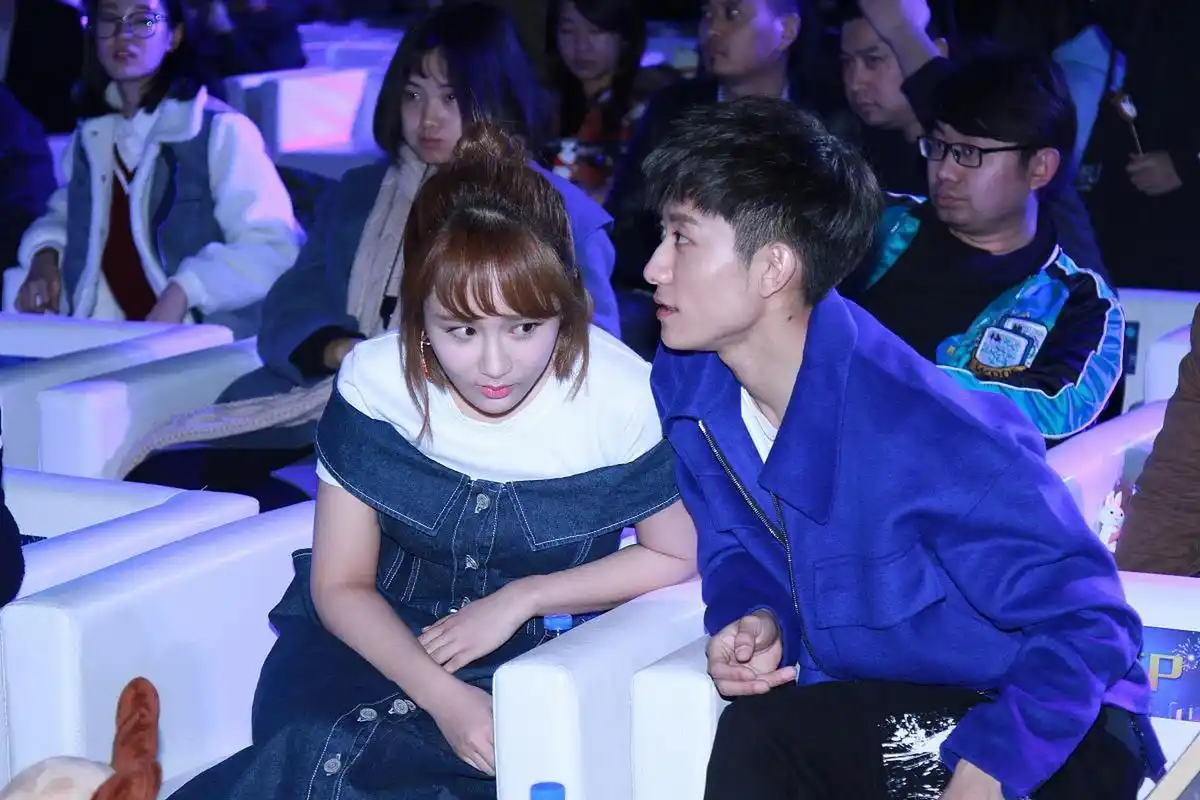 张一山说杨紫从小就很漂亮的# 张一山在接受采访时表示,他和杨紫是