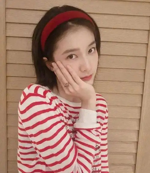 身穿格纹连衣裙搭配俏皮麻花辫,张雪迎的初秋大片,少女感十足|张雪迎