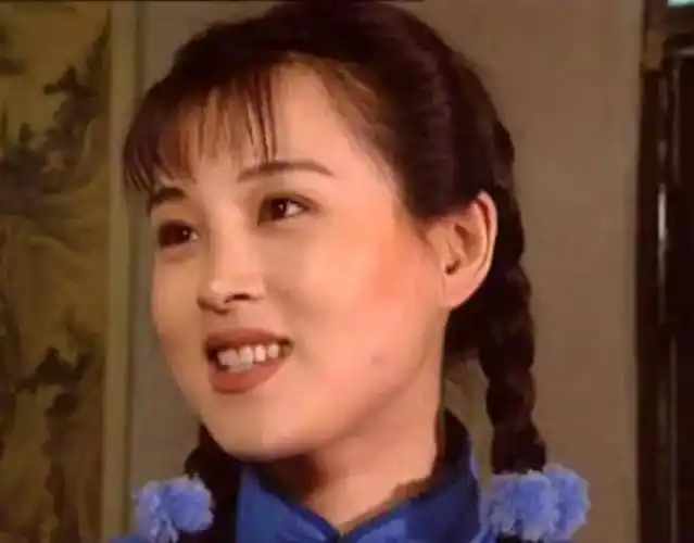 这部剧其实也有原因的,这部戏由英达执导,而赵明明的前任老公则是英宁