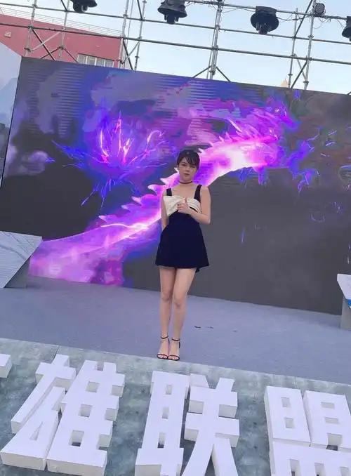 36d沫子户外直播秀腿花式整活还摆造型网友不愧是封号一姐