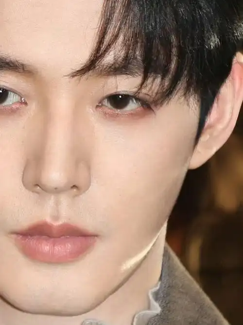 又高又瘦的男明星那么多 就是不能满足邓为这样头小脸小肩宽腰细腿长