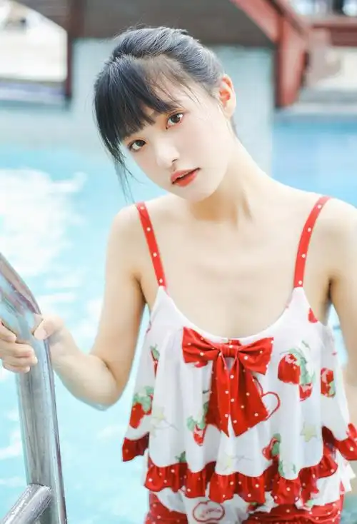 清凉泳衣美女沙滩写真图片