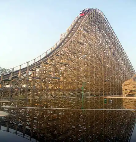 "丛林飞龙"上游客呼啸而过