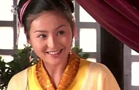 《凤在江湖》中戴娇倩扮演凤凰,是将军府的二小姐,虽然出身官宦之家