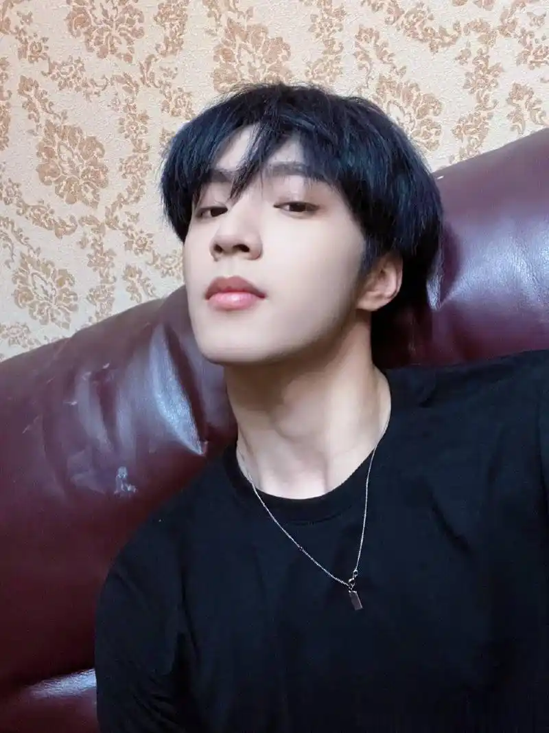 刘耀文蓝发自拍##刘耀文熟悉的自拍角度# 好帅啊