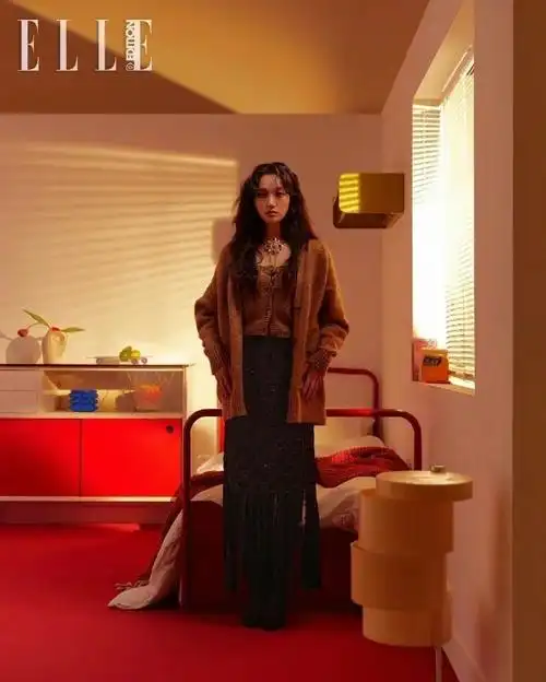 《elle》korea d edition七月刊封面大片,黑色微卷长发搭配烟熏妆容