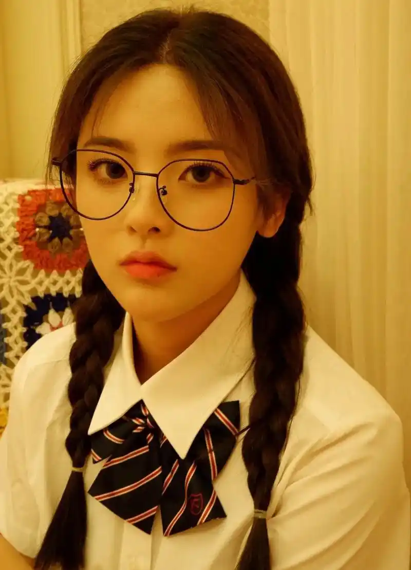 杨超越出道(杨超越:从打工妹变成明星,年入千万的她,没你想的那么简单