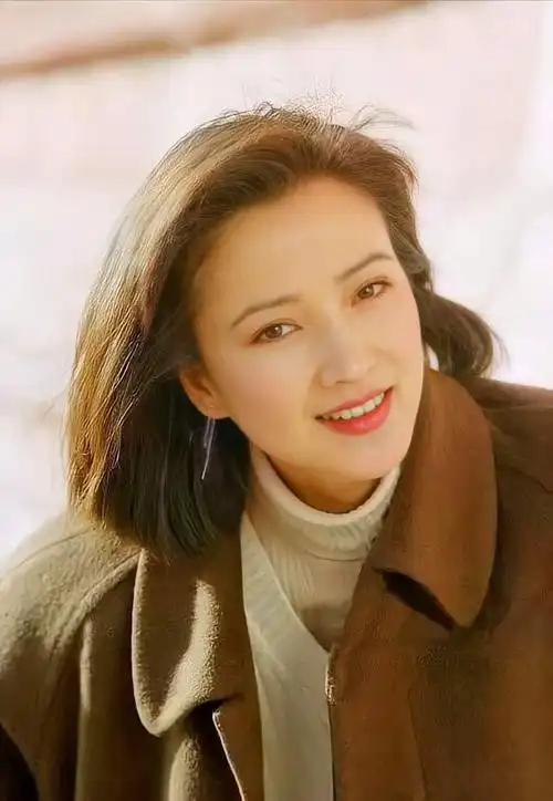 何晴,1964年生人,现年已经59岁的她近期的照片让人不免感叹,美人如斯