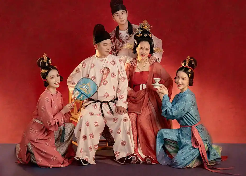 双胞胎汉服网红晒"一家五口"合照,画面温馨,妈妈的颜值亮了