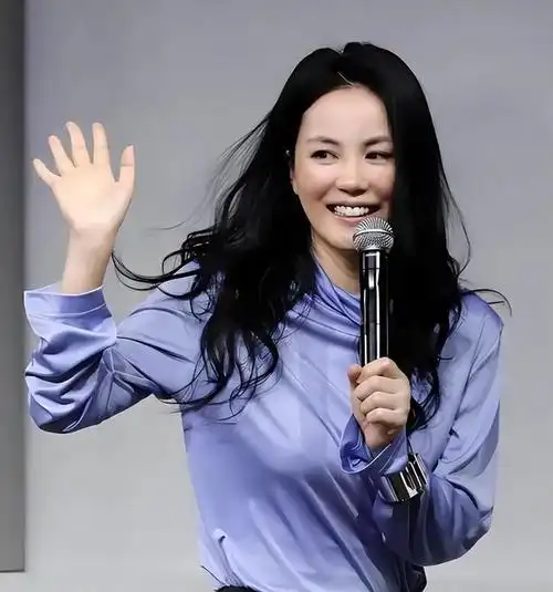 王菲谢霆锋罕见同框菲姐依旧洋气霆锋害羞