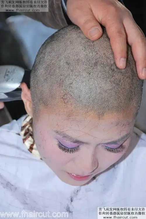 漂亮长发女孩剃光头(15)