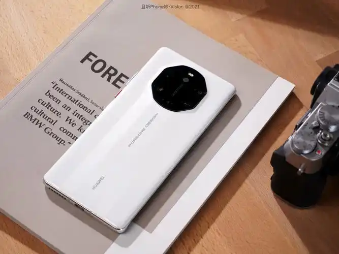 作为华为与保时捷设计合作推出的第六款奢华手机,保时捷设计的id延续
