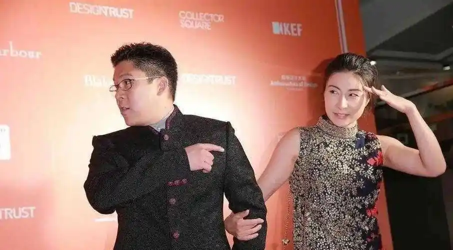 郭晶晶终于像"贵妇",穿无袖旗袍裙优雅大方,挽着老公太登对_黑色_感觉