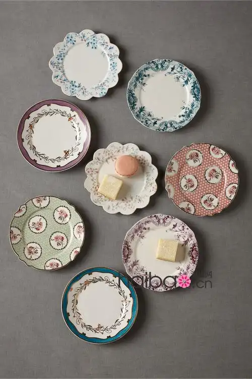 花纹图案镶金边瓷质餐盘 价格:78美元/8只 了解更多 http://wedding.