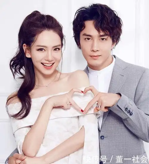 当时戚薇是参加《我型我秀》这档节目正式出道的,并且更是和袁成杰