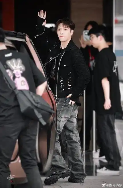 黑色外套牛仔裤造型,和粉丝挥手打招呼了|张艺兴_新浪新闻