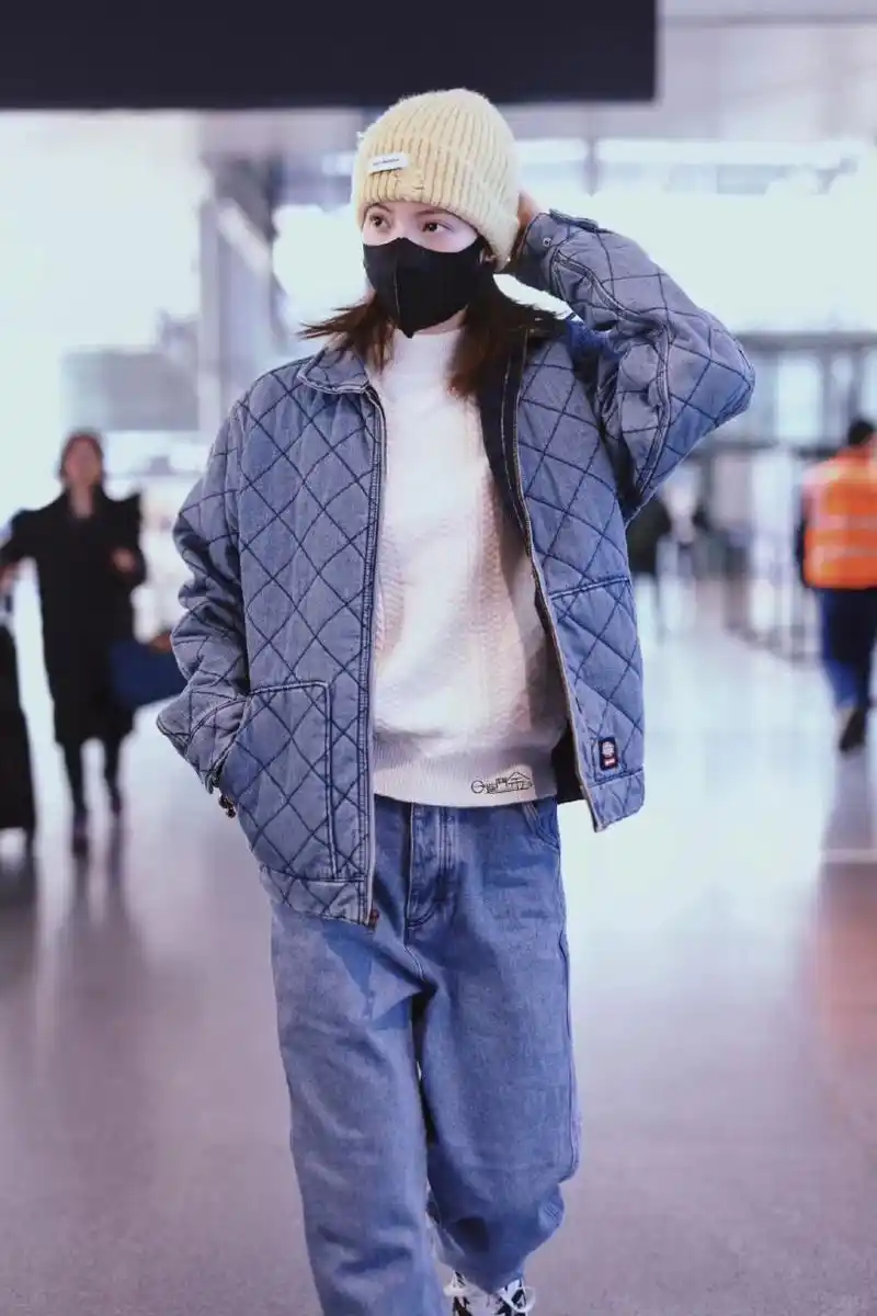 金晨机场私服新造型,大美女秒变帅气小哥哥!