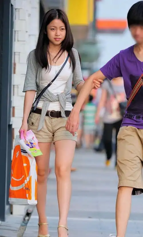长沙旅游街拍的长腿美女