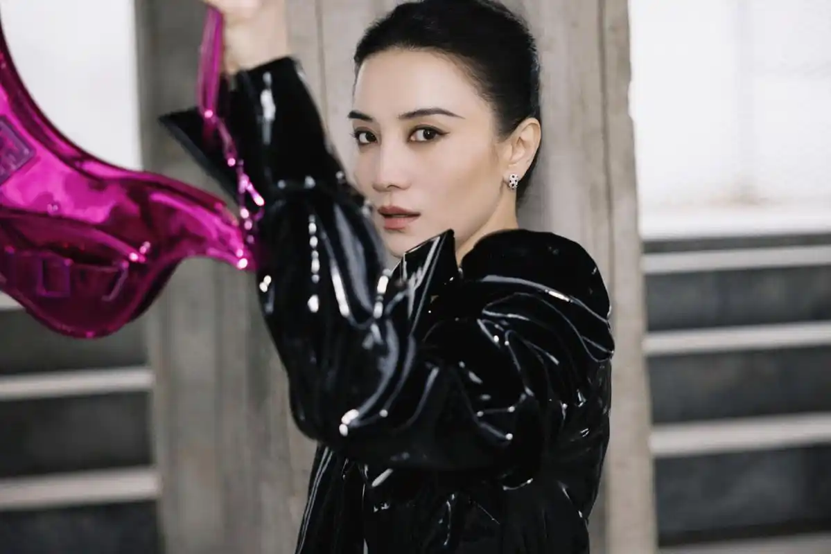 宋佳黑色的闪耀礼服