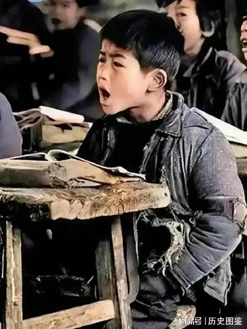 90年代在一所山村小学拍摄的照片,一个穿着打了补丁衣服的小孩正在