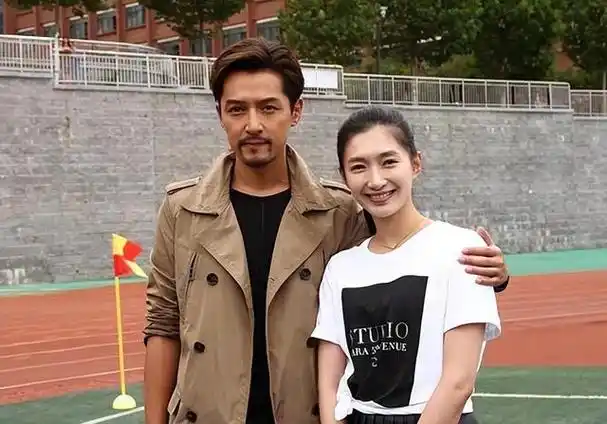 胡歌的妻子官宣在生下孩子后,首次亮相于公众视野中!