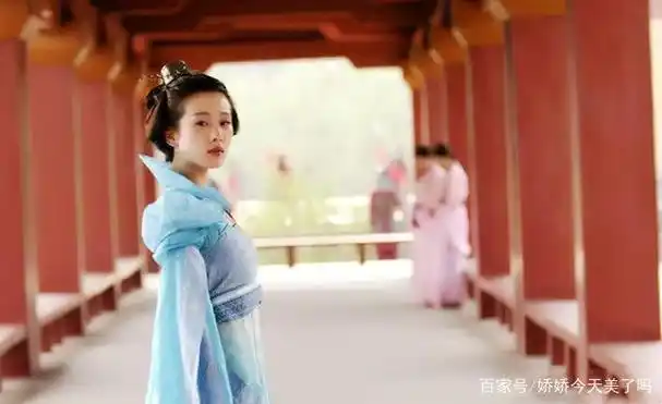 仙剑:龙葵除红蓝三套广袖流仙裙外,其实还有一套,只是不够经典