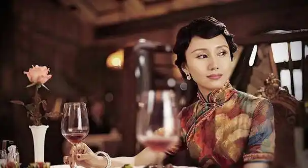 袁泉才是真正的气质美人,穿旗袍有种独特韵味,把优雅刻在骨子里_风格