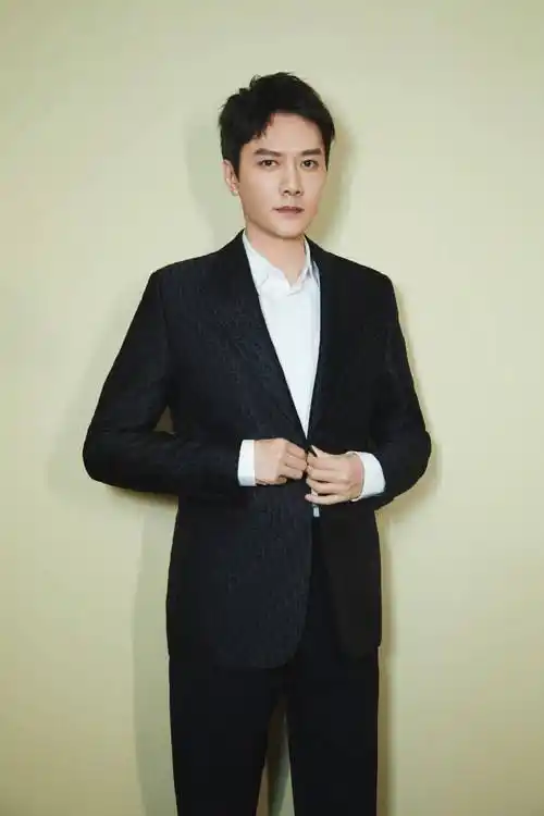 与赵丽颖离婚后谣言四起,冯绍峰工作室发声明维权,否认出轨家暴_韩烨