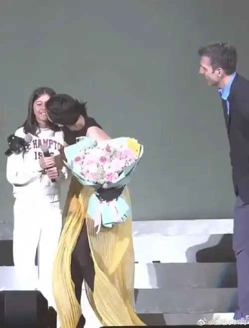 梁咏琪和老公女儿演唱会同框