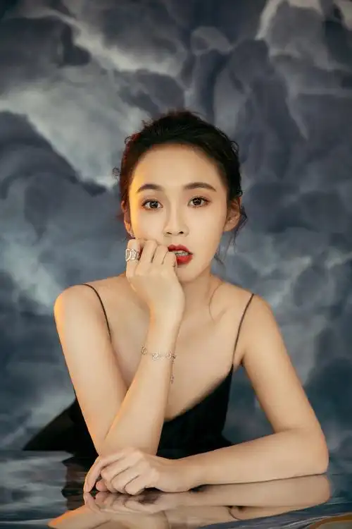 女演员张佳宁性感吊带裙时尚写真__凤凰网