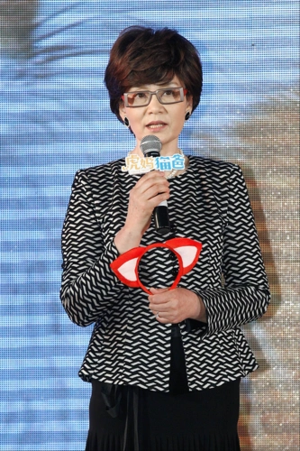 66岁潘虹穿洋装戴眼镜好文雅她的秋冬穿搭堪称妈妈们的典范