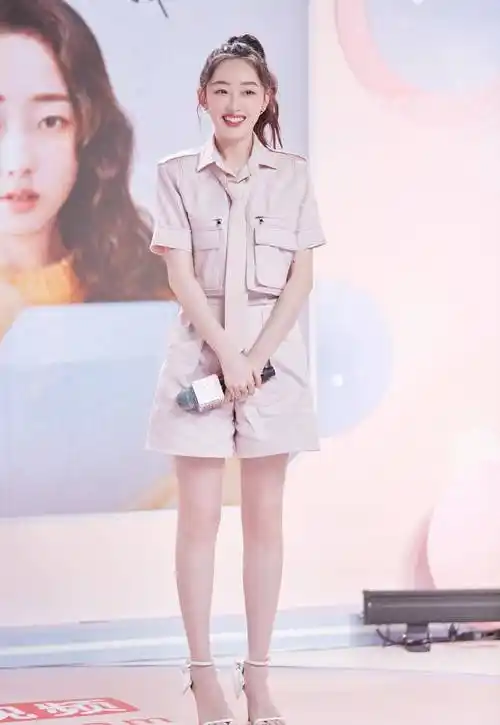 原创蒋梦婕踩高跟鞋出镜穿衬衫套装配高马尾这模样真像18岁少女