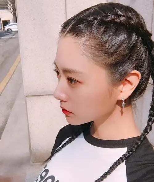 clara身穿紧身运动衣,编辫子发型俏皮可爱