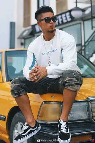 深色皮肤痞帅痞帅的小胡须肌肉男,这大背头也太man了