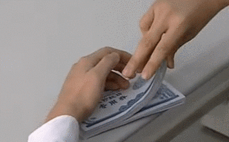 每捻起一张,左手拇指便向上推动,送到左手食指和中指之间,这样多指多