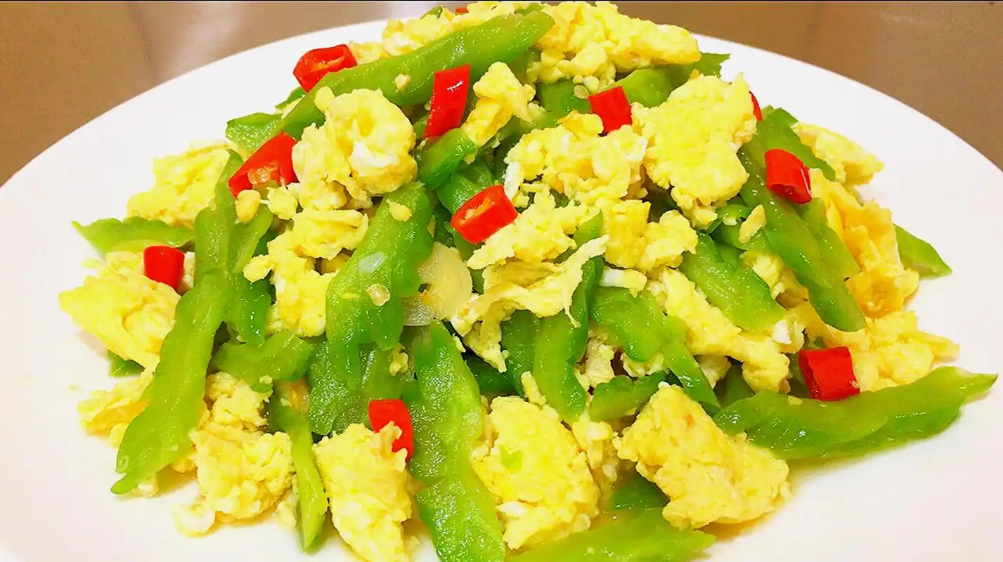 苦瓜炒鸡蛋这样做,颜色翠绿,鸡蛋蓬松滑嫩,看着就有食欲