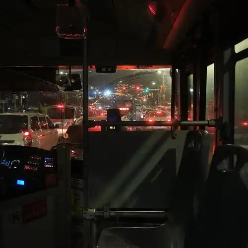 冬季晚高峰的公交车06