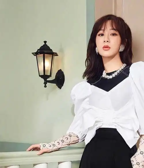 杨紫升级coach品牌代言人,她是如何掩盖身上的土气和短板的|蔻驰|街拍