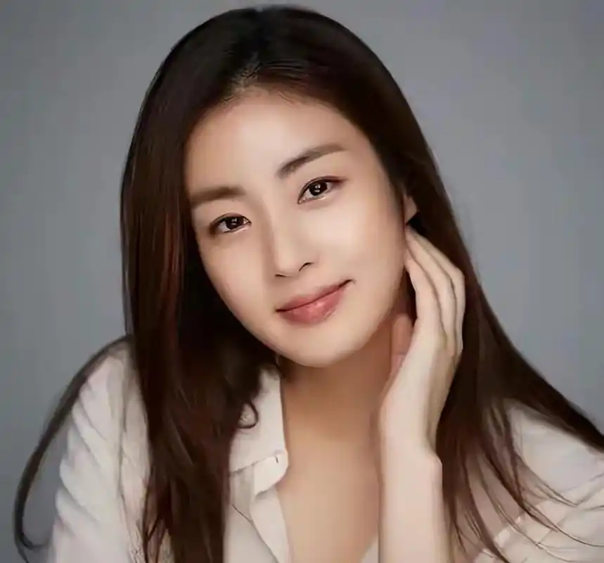 微胖的韩国女星姜素拉,珠圆玉润的身材是如此亮眼