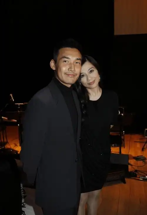 陈松伶晒与张铎旧照颇感慨,借机表白对方,结婚十年无孩子仍恩爱