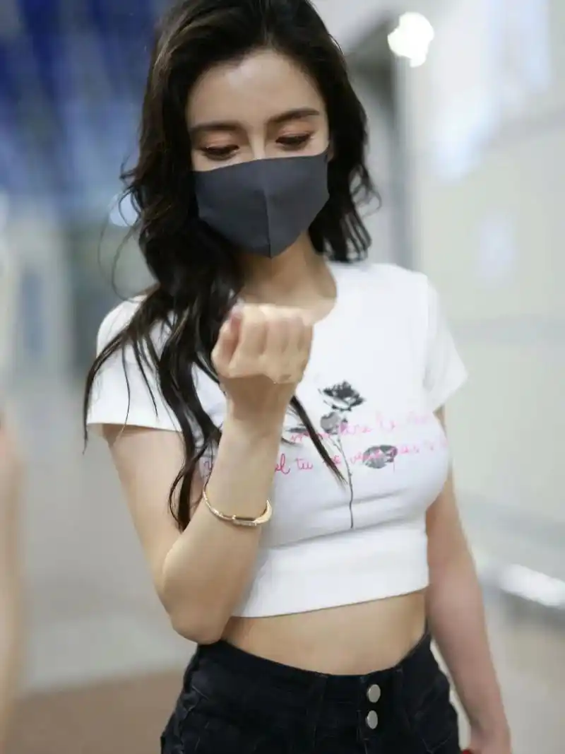 angelababy机场生图颜值身材状态完全抗打!