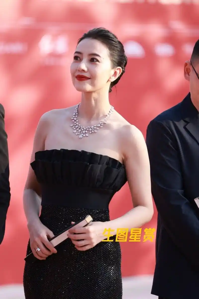 近日,一组国民女神高圆圆在第十一届北京国际电影节开幕红毯的生图