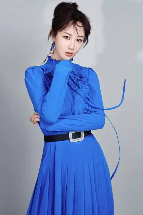 杨紫穿蓝裙清爽优雅真是楚楚动人美丽大方