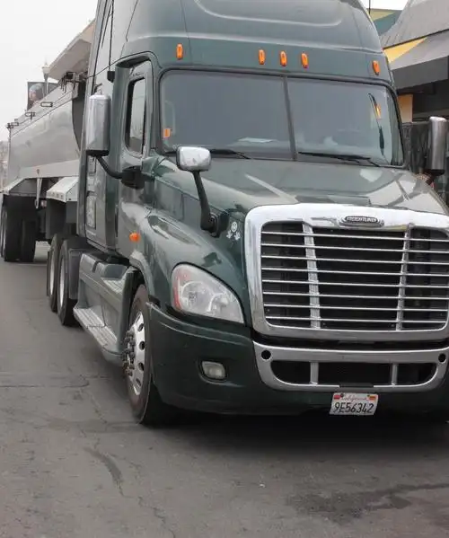 美国大卡车,在三藩市的街道上大型美国卡车 3 月 2013